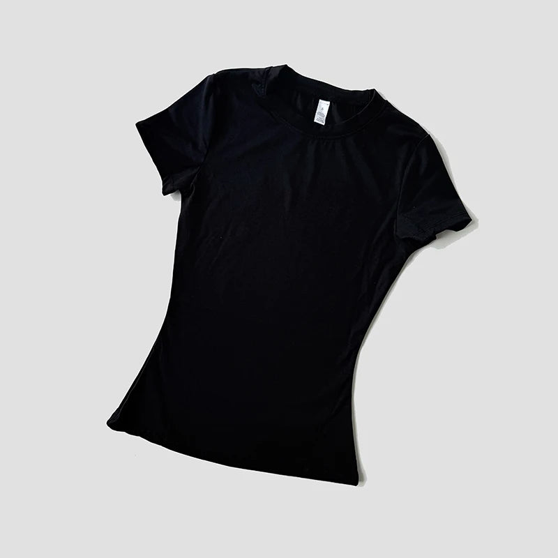 Capilorix women's seamless gym crop top, short sleeve yoga and workout sports T-shirt for running and fitness activities.