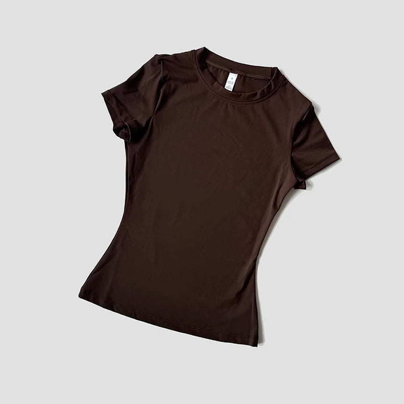 Capilorix seamless women's gym crop top, short sleeve yoga and workout sports tee with breathable activewear design.