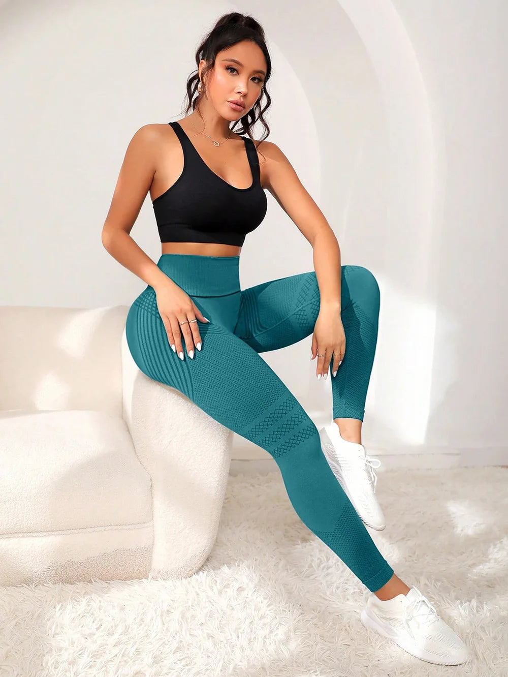 Capilorix women's high waist sports leggings with contour lines, designed for yoga and fitness, featuring a flattering butt-lifting fit.