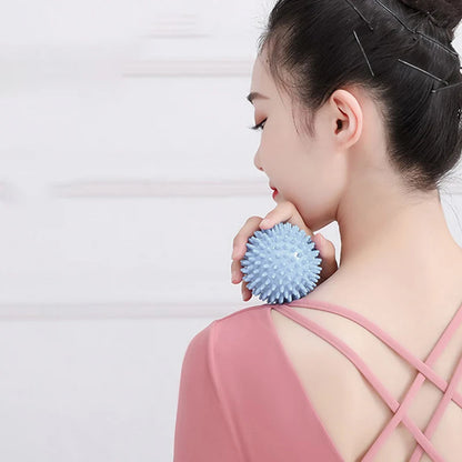 Capilorix hedgehog massage ball for yoga and muscle relaxation, used for shoulder, neck, leg, and plantar fascia therapy.